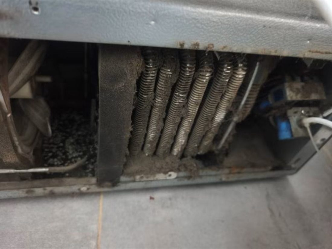 Condensador saturado de polvo antes del mantenimiento