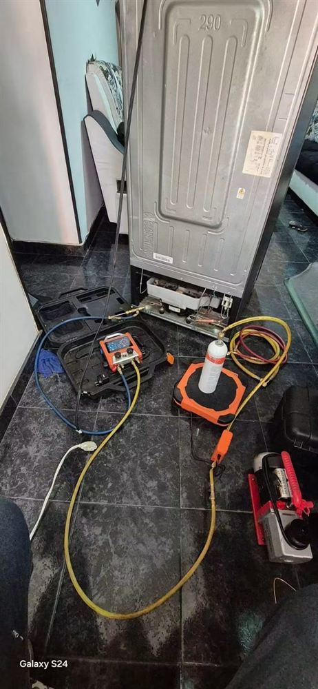 Mantenimiento de nevera industrial en cocina comercial