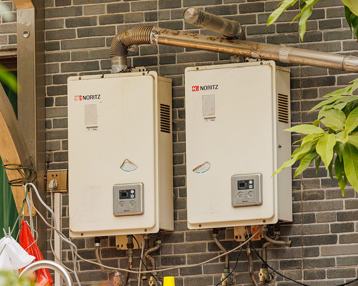 Calentadores de paso a gas instalados en muro exterior