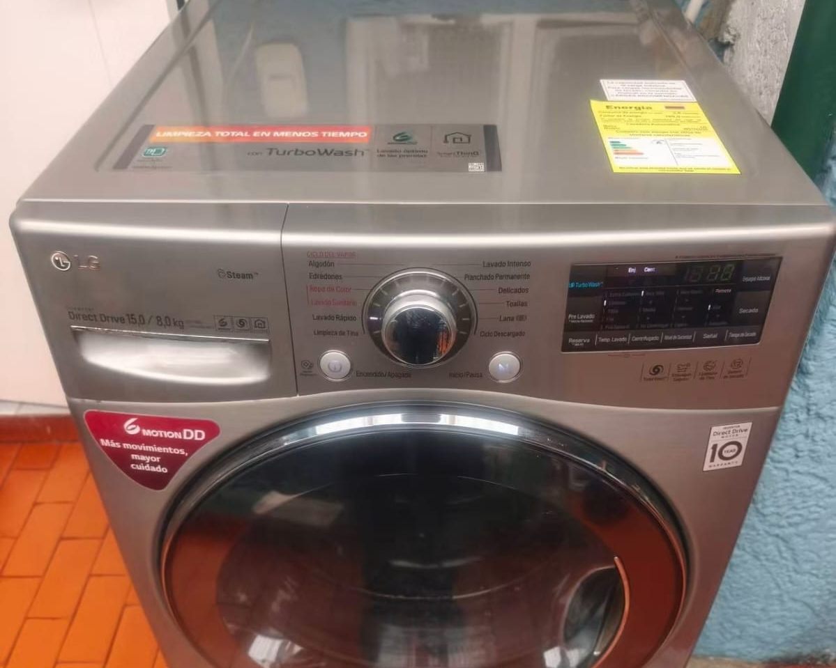 Lavadora LG de carga frontal reparada y probada por el técnico