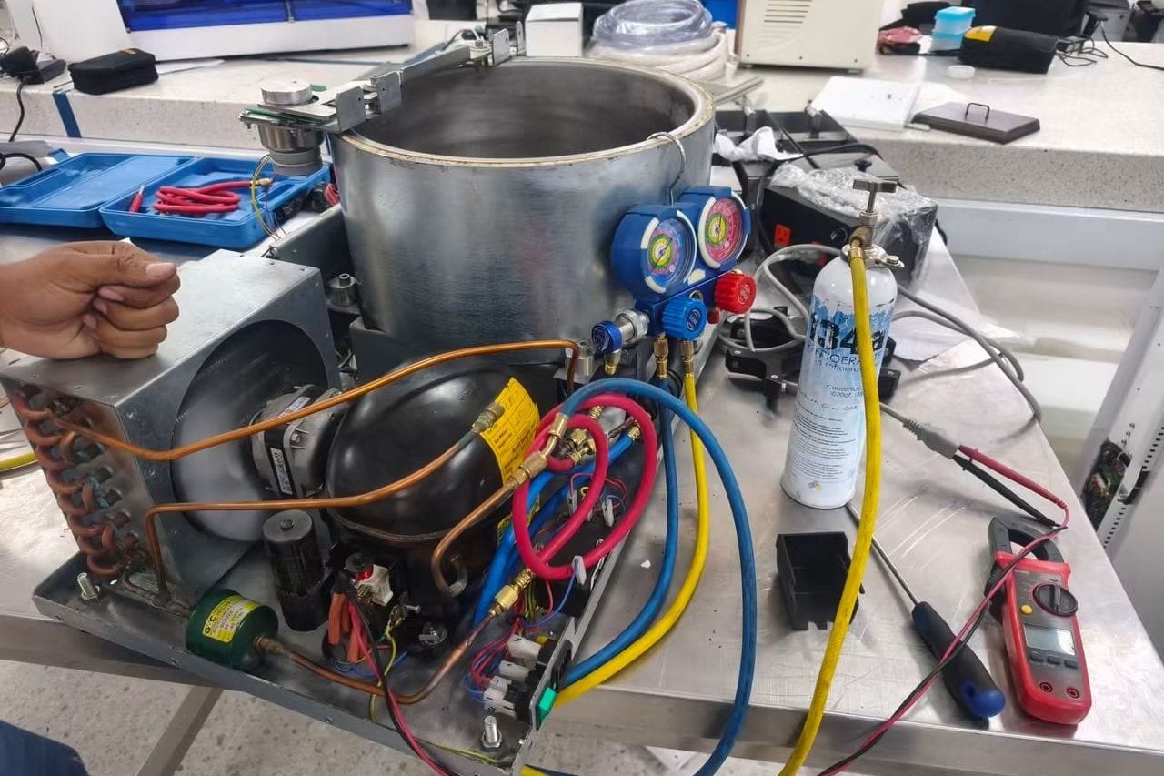 Banco de trabajo del taller con equipo de refrigeración en pruebas