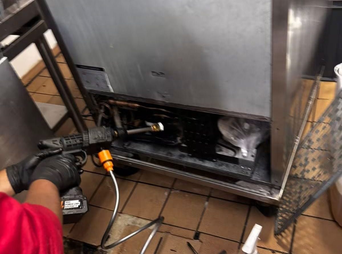 Técnico interviniendo una nevera industrial
